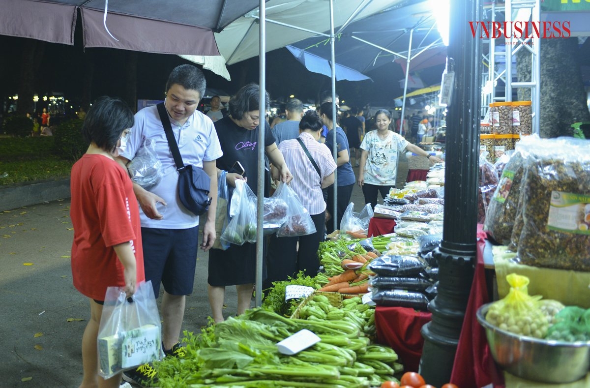 Trời đã tối nhưng những sản phẩm của các HTX vẫn thu hút người mua.