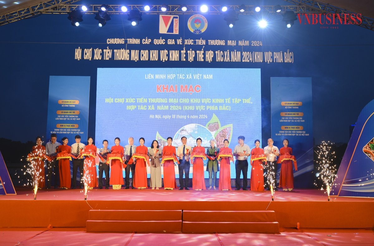 Lễ cắt băng khai mạc Hội chợ xúc tiến thương mại cho khu vực KTTT, HTX năm 2024 khu vực phía Bắc.