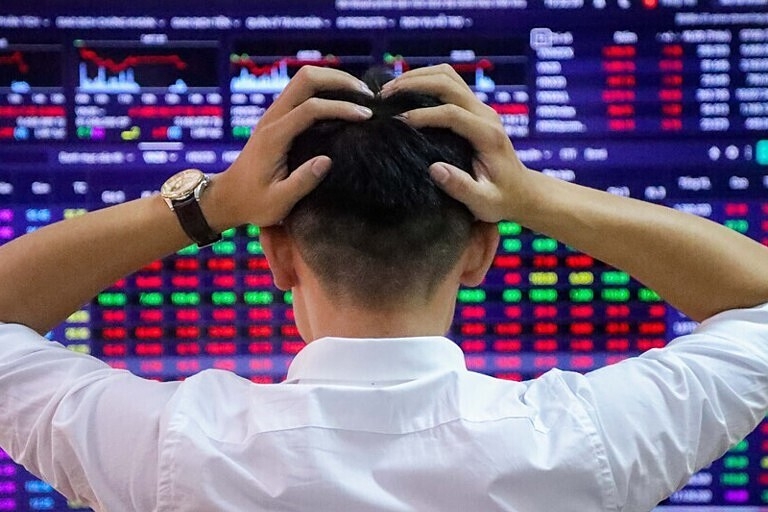 VN-Index “lao dốc” trong khi mọi thông tin xoay quanh vẫn đang khá ổn định, chưa xuất hiện nhiều tiêu cực.