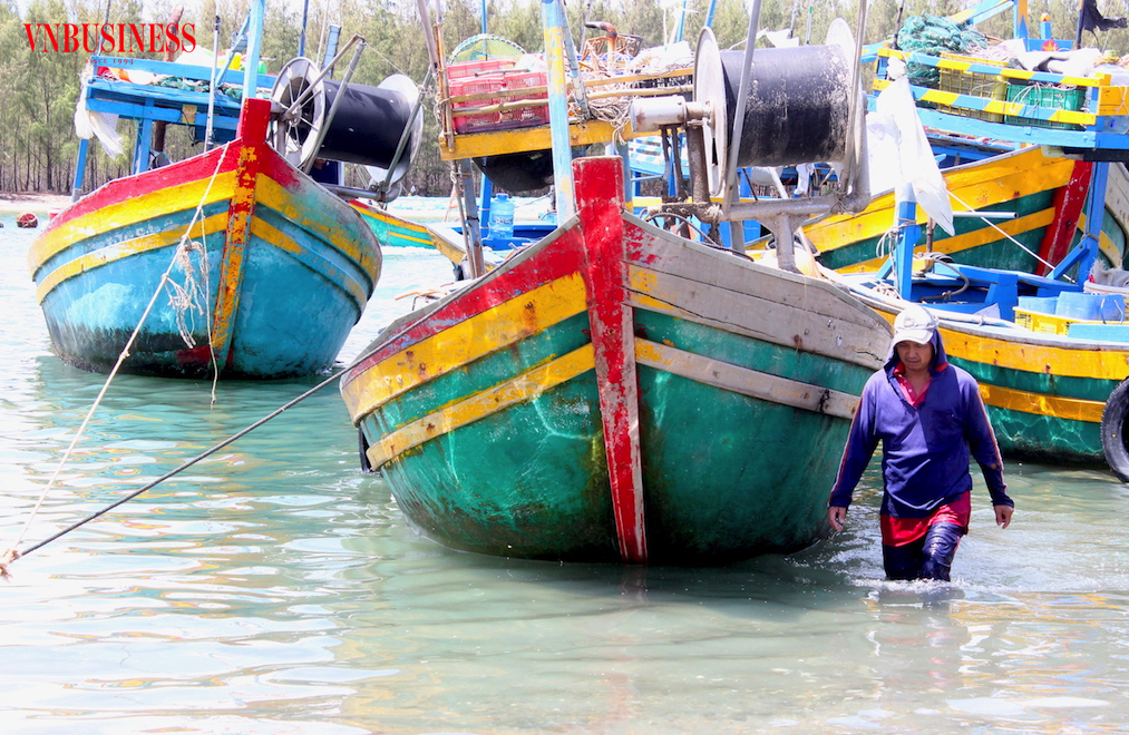 Ngành thủy hải sản gặp khó trước thời gian cấp Giấy xác nhận nguyên liệu khai thác &lpar;S/C&rpar; của các cảng cá kéo dài, ảnh hưởng tới sản xuất kinh doanh.