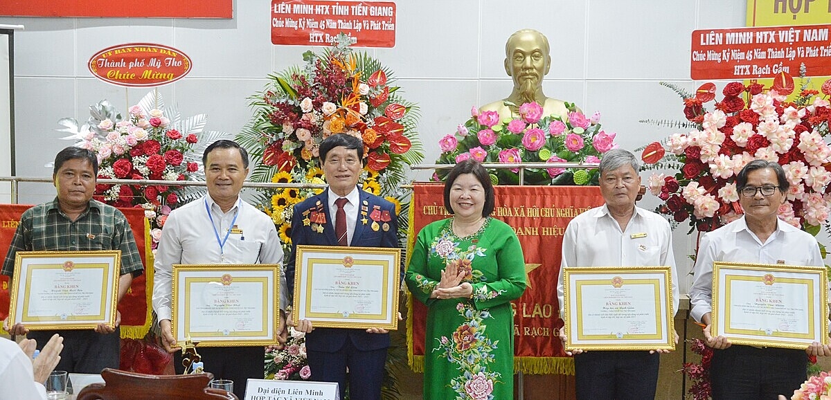 Chủ tịch Liên minh HTX Việt Nam Cao Xuân Thu Vân tặng Bằng khen cho HTX Rạch Gầm và các cá nhân.