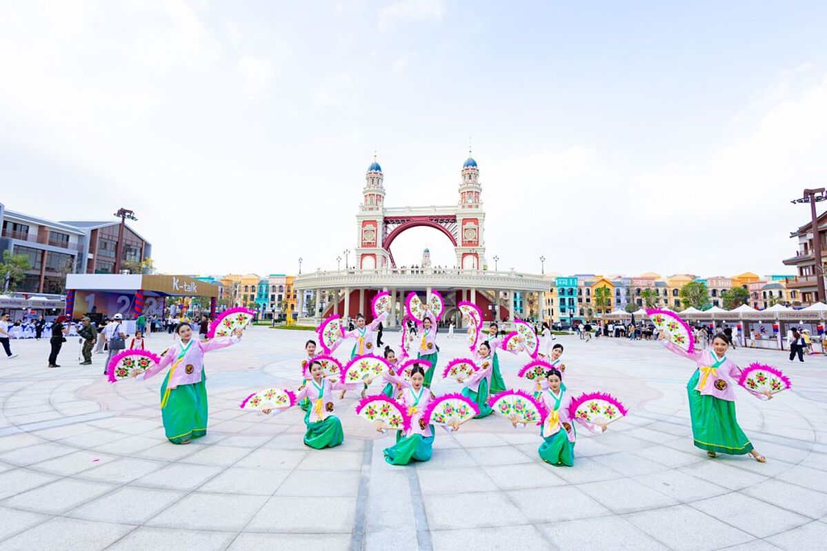 Các lễ hội, sự kiện mang đậm sắc màu văn hóa xứ sở kim chi sẽ được tổ chức xuyên suốt trong năm tại K-Town, mang tới trải nghiệm bất tận cho du khách.