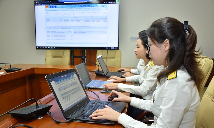 Có thể bị xử lý hình sự nếu lấy mã số thuế của người khác rồi khai khống thu nhập