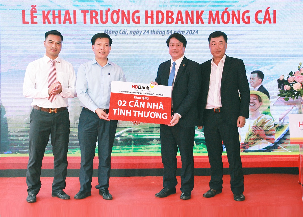 Tại sự kiện khai trương HDBank Móng Cái, HDBank đã trao kinh phí xây dựng 2 căn nhà tình thương cho các gia đình có hoàn cảnh khó khăn ở địa phương.