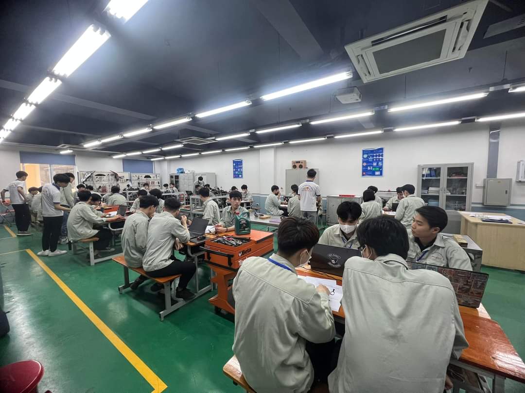 Sinh viên ngành Kỹ thuật củng cố khả năng chuyên môn và kinh nghiệm thực tế thông qua các cuộc thi.