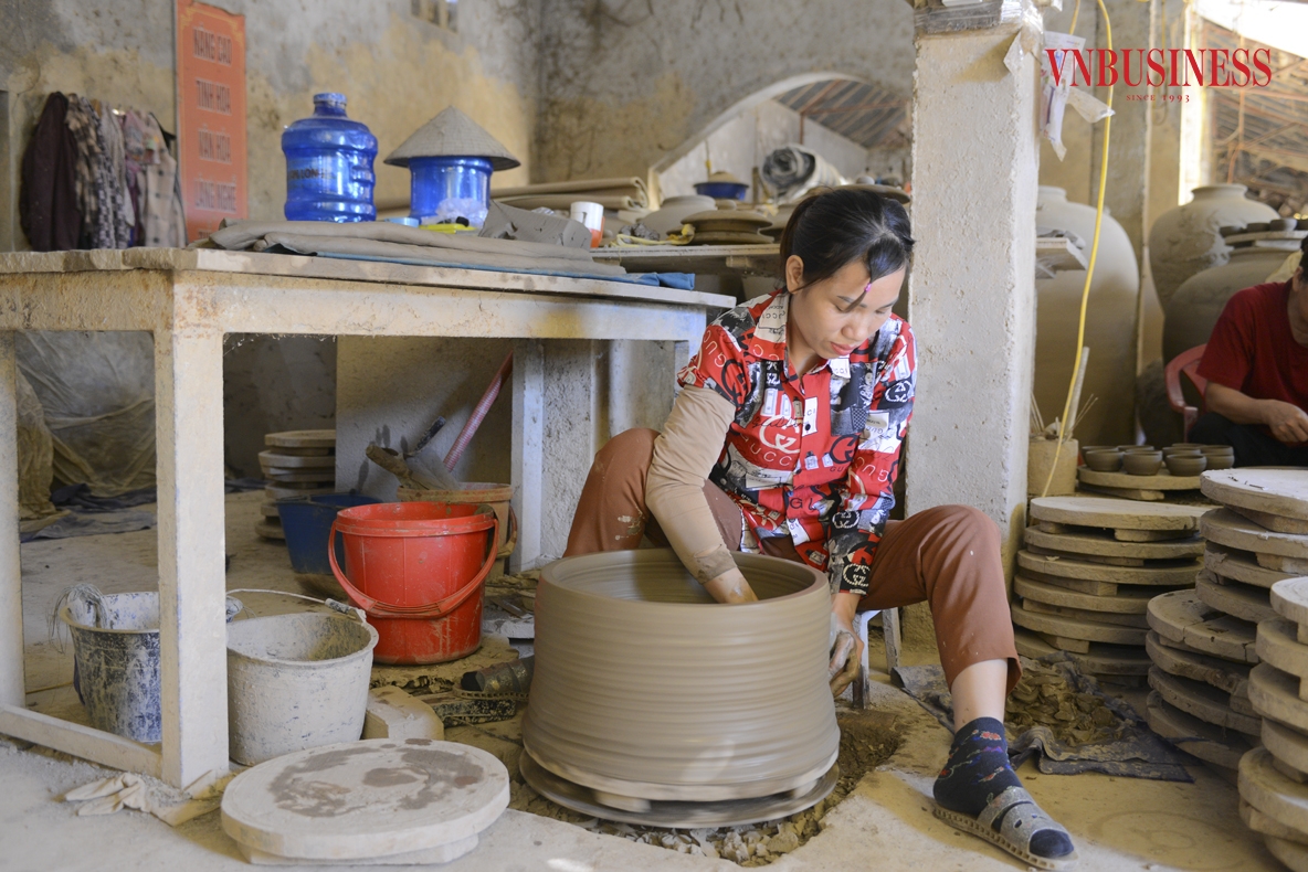 Chị Nguyễn Thị Mận, người thợ tạo hình đã gắn bó hơn 10 năm bên chiếc bàn xoay chia sẻ: “Nghề gốm cho tôi công ăn việc làm, nguồn thu nhập ổn định hàng tháng để đảm bảo cuộc sống. Công việc tuy vất vả nhưng chúng tôi cũng mong muốn gìn giữ được nghề truyền thống mà cha ông đã để lại”.