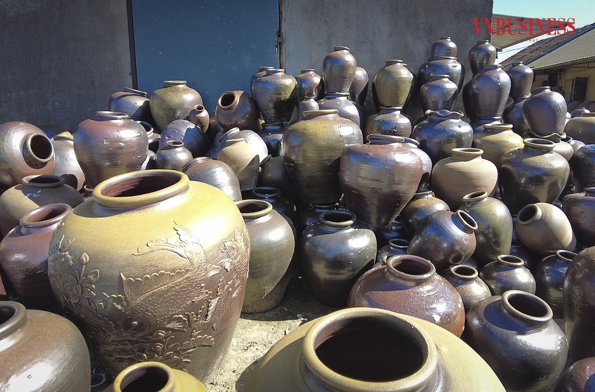 Không bóng bẩy, nhiều hoa văn hoạ tiết tinh tế như gốm Bát Tràng hay Chu Đậu... Gốm Gia Thuỷ luôn mộc mạc, chân phương… nhưng vẫn mang hơi thở của hồn đất, hồn người.