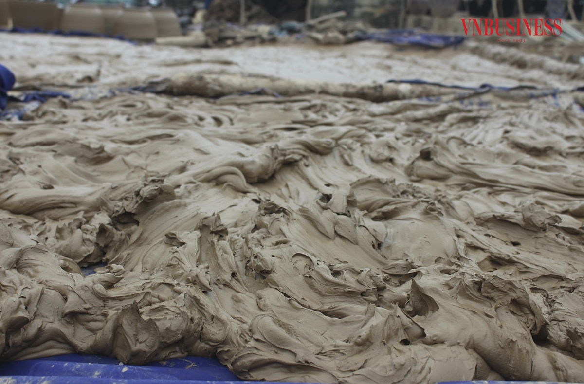 Đất để làm gốm phải là loại đất sét có màu nâu vàng, loại đất này có độ kết dính cao, mịn và chịu nhiệt tốt, đây là nguyên liệu có sẵn tại địa phương và chỉ tại làng nghề Gia Thủy mới có.