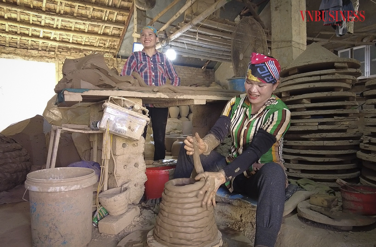 Tùy thuộc vào từng loại sản phẩm mà người thợ sẽ nặn đất theo mẫu khác nhau. Thông thường để làm ra những chiếc chum, vại người thợ sẽ nặn đất thành những thớ tròn dài để đưa lên bàn xoay ghép lại với nhau được dễ dàng hơn.