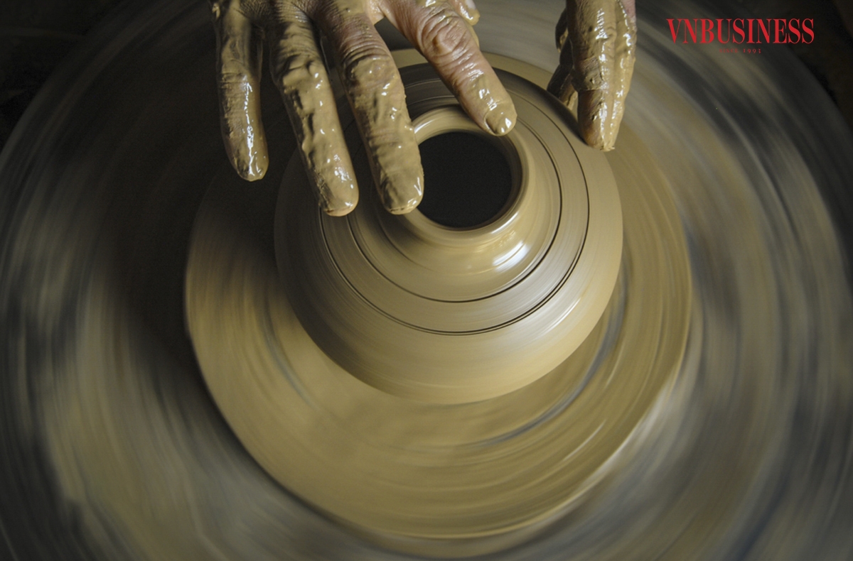 Qua những bàn tay điêu luyện của người thợ lành nghề, đất đã chuyển mình thành hình, thành khối, có đường nét như ẩn chứa cả hồn cốt của người thợ Gia Thủy.