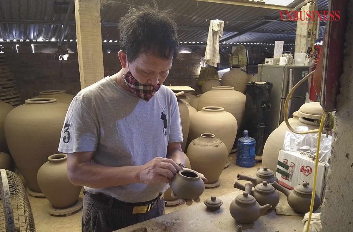 Nghệ nhân Trịnh Văn Dũng - Giám đốc HTX Gốm Gia Thủy cho biết: “HTX hiện có 60 lao động, trong đó có 8 nghệ nhân; mỗi năm, HTX cho ra lò hàng nghìn sản phẩm như chum, vại, sành, ấm, chén, lọ, chậu, bát, đĩa,..