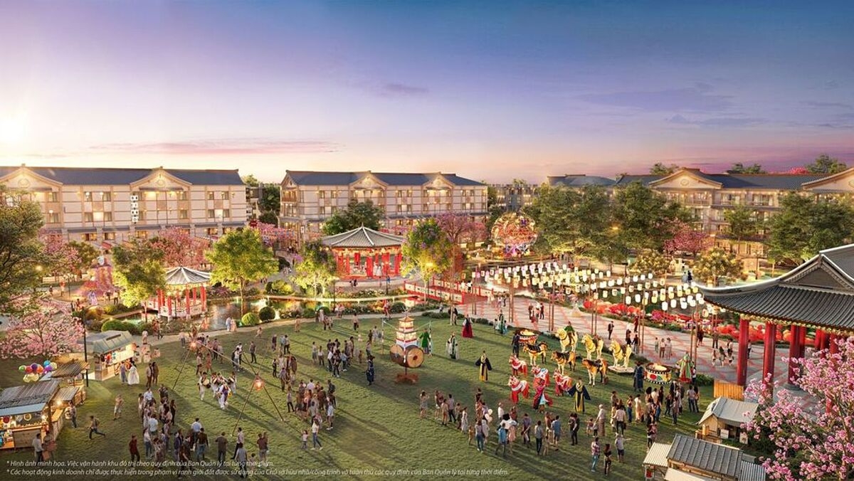 Du khách chờ đợi hàng loạt sự kiện “bom tấn” khai màn tại K-Park và Royal Square.