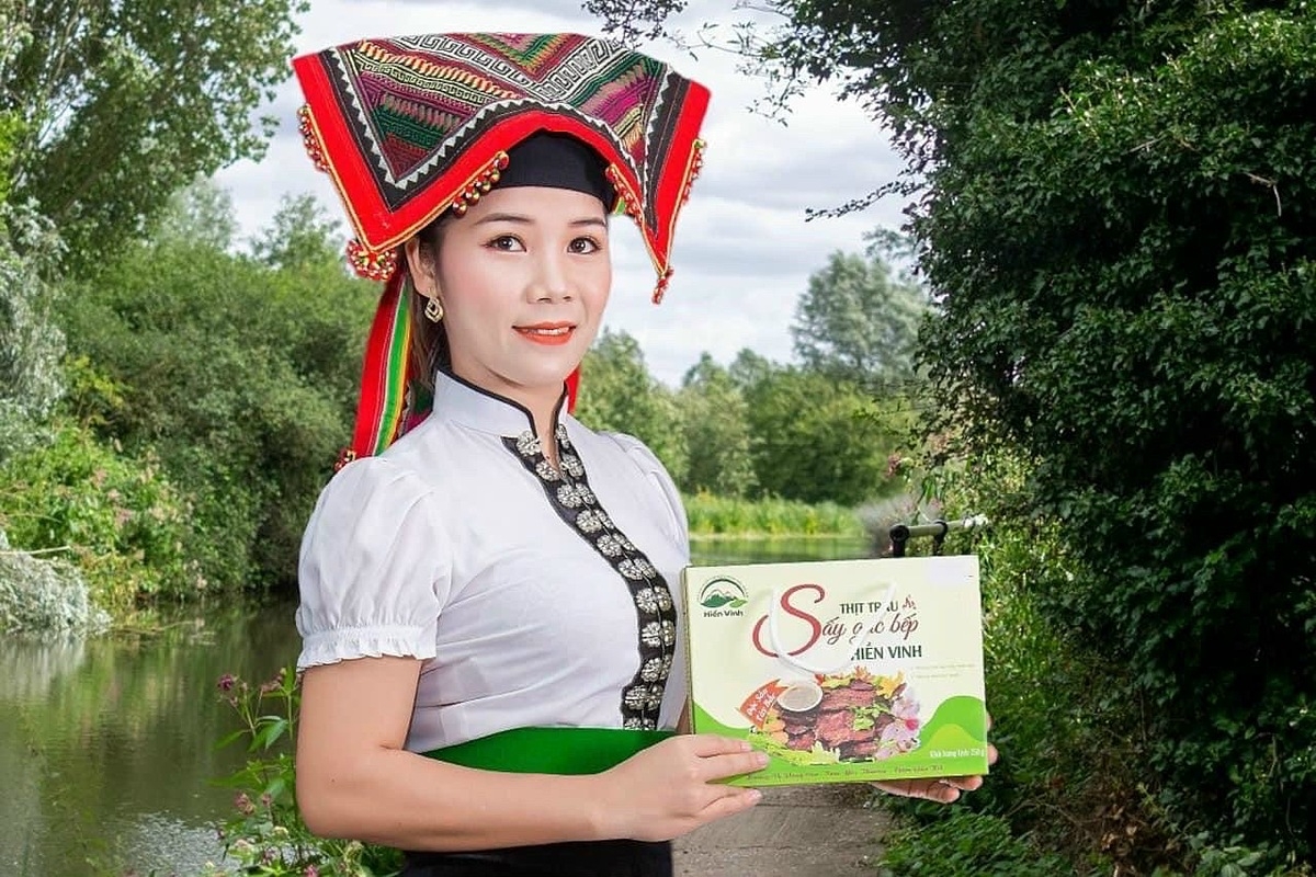 Hình ảnh Giám đốc HTX Hiền Vinh Đồng Thị Hiền marketing sản phẩm OCOP 3 sao Thịt trâu sấy gác bếp Hiền Vinh