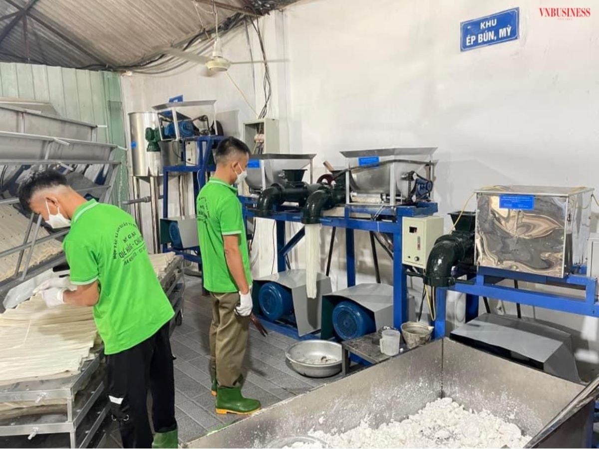 HTX đầu tư toàn bộ máy móc hiện đại &lpar;máy vo gạo, máy nghiền, máy sấy, máy trộn, máy đùn,…&rpar;.