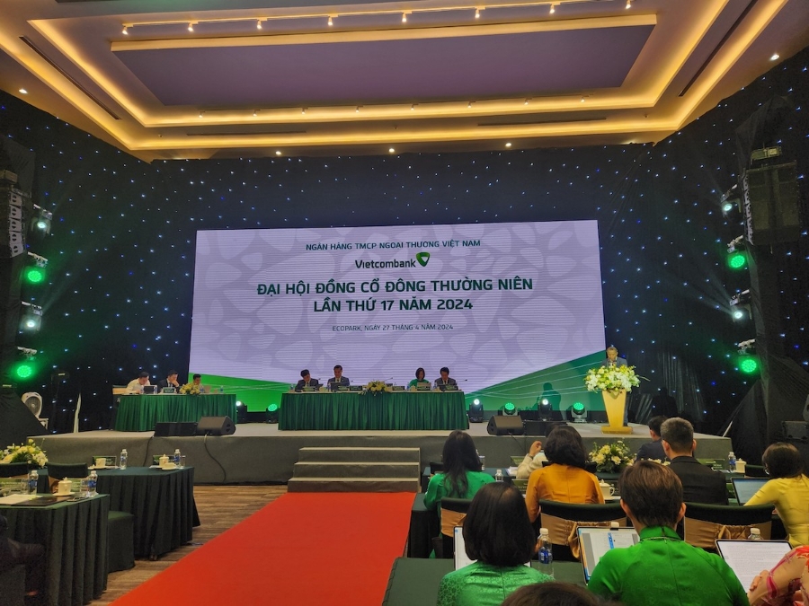 Ngân hàng dự định dùng toàn bộ lợi nhuận sau trích lập các quỹ &lpar;24.987 tỷ đồng&rpar; để chia cổ tức cho cổ đông.