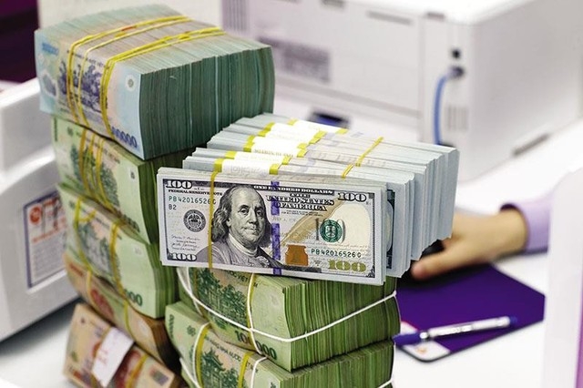 Áp lực tỷ giá có thể vẫn lớn trong nửa đầu năm nay và sau đó suy giảm dần từ giữa quý III khi Cục dự trữ liên bang Mỹ có thể bắt đầu hạ lãi suất.