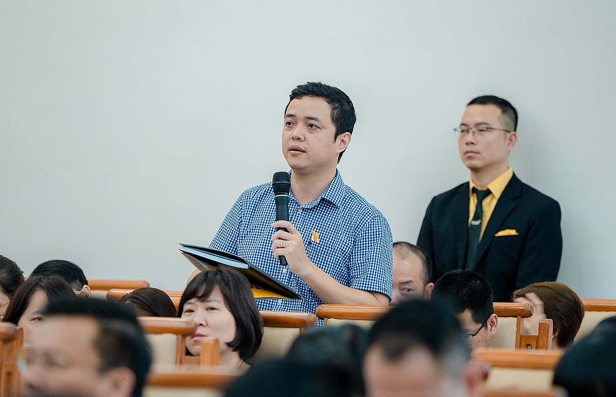 Các cổ đông thảo luận tại Đại hội đồng cổ đông thường niên 2024