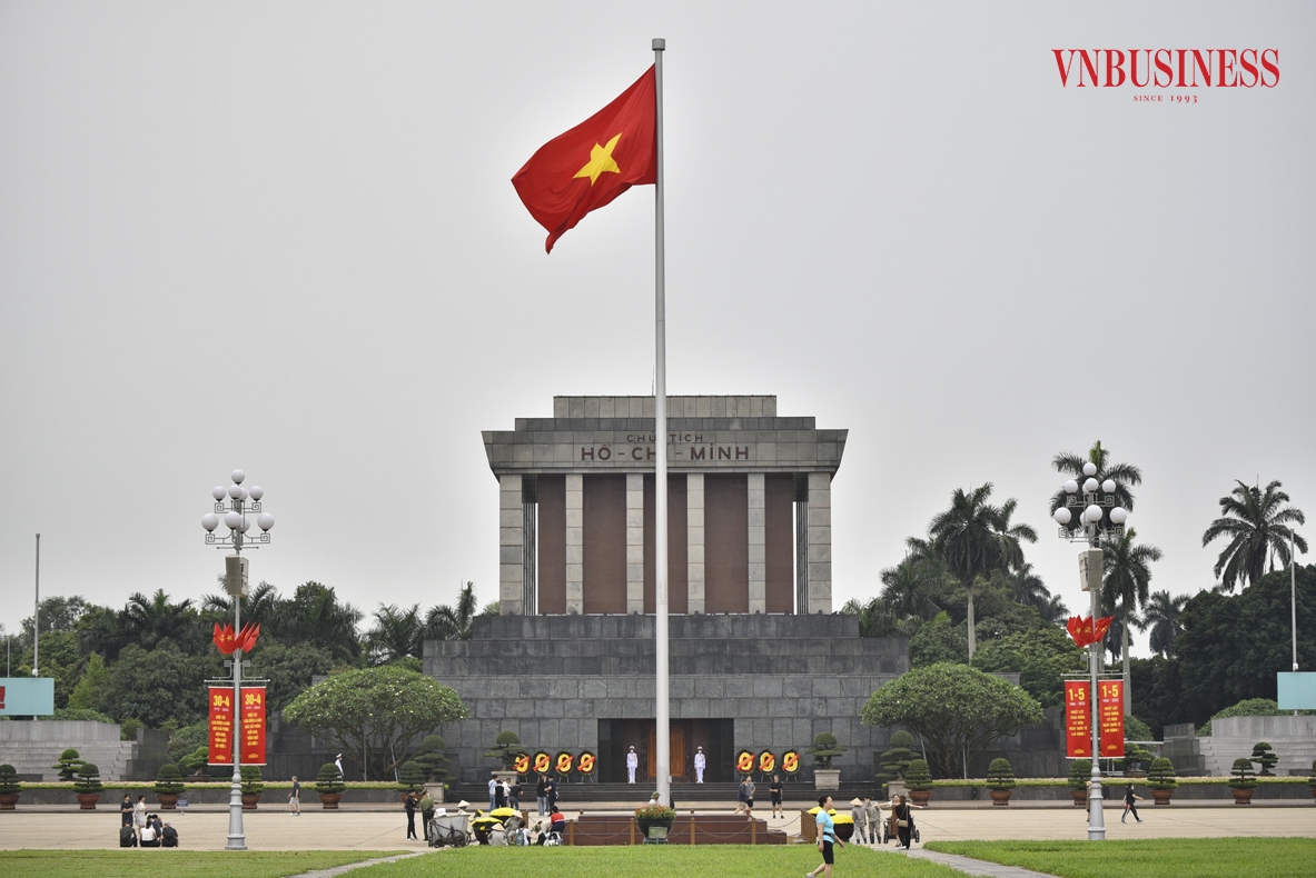 Những ngày này, tại Lăng Chủ tịch Hồ Chí Minh và nhiều tuyến phố, trụ sở cơ quan ở Thủ đô được trang hoàng cờ Tổ quốc, pano, áp phích... để chào mừng 49 năm Ngày Giải phóng miền Nam, thống nhất đất nước, 70 năm Chiến thắng Điện Biên Phủ và 138 năm Ngày Quốc tế Lao động.