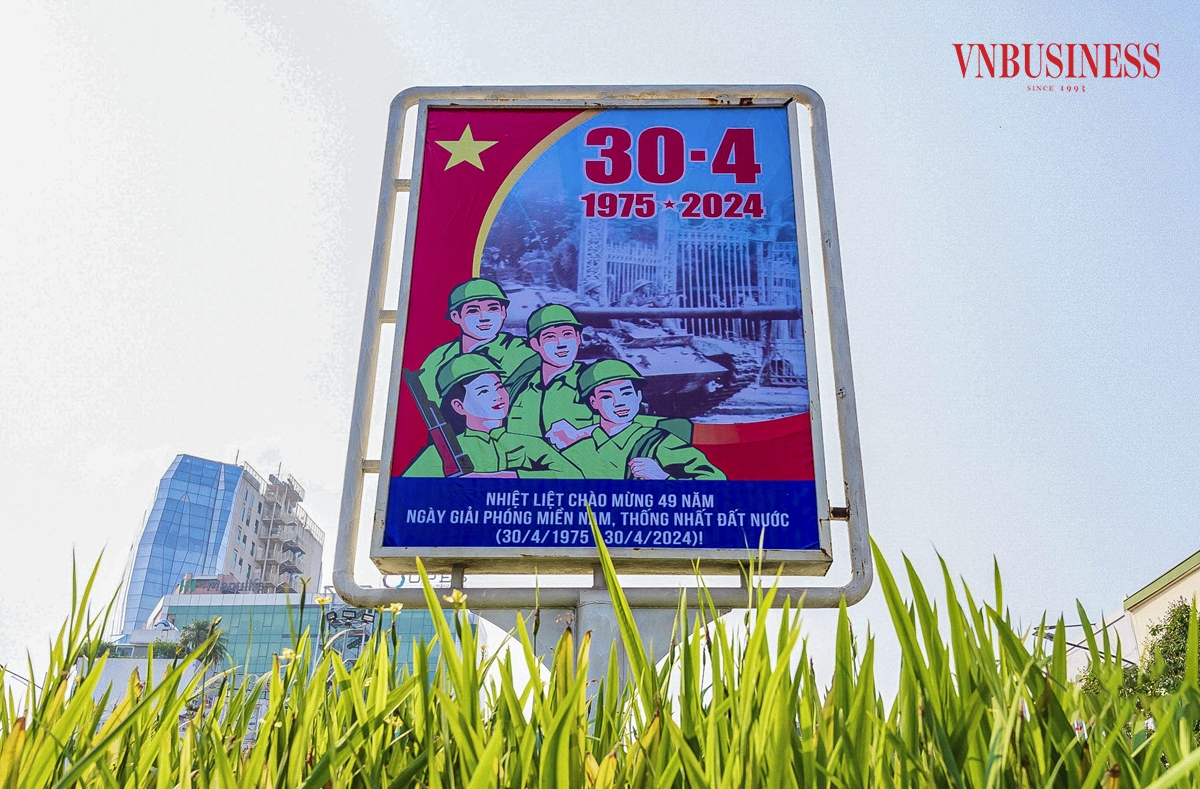 Hàng loạt băng rôn với sắc đỏ rực rỡ, treo dọc các tuyến phố chính và khu vực trung tâm để kỷ niệm Ngày giải phóng miền Nam, thống nhất đất nước và Ngày Quốc tế lao động.