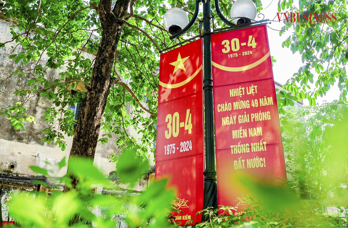 Kỷ niệm 49 năm Ngày giải phóng miền Nam, thống nhất đất nước, người dân Hà Nội nói riêng và cả nước nói chung thêm tự hào về dân tộc Việt Nam anh hùng, truyền thống đoàn kết và tinh thần quyết tâm bảo vệ toàn vẹn lãnh thổ thiêng liêng của Tổ quốc.