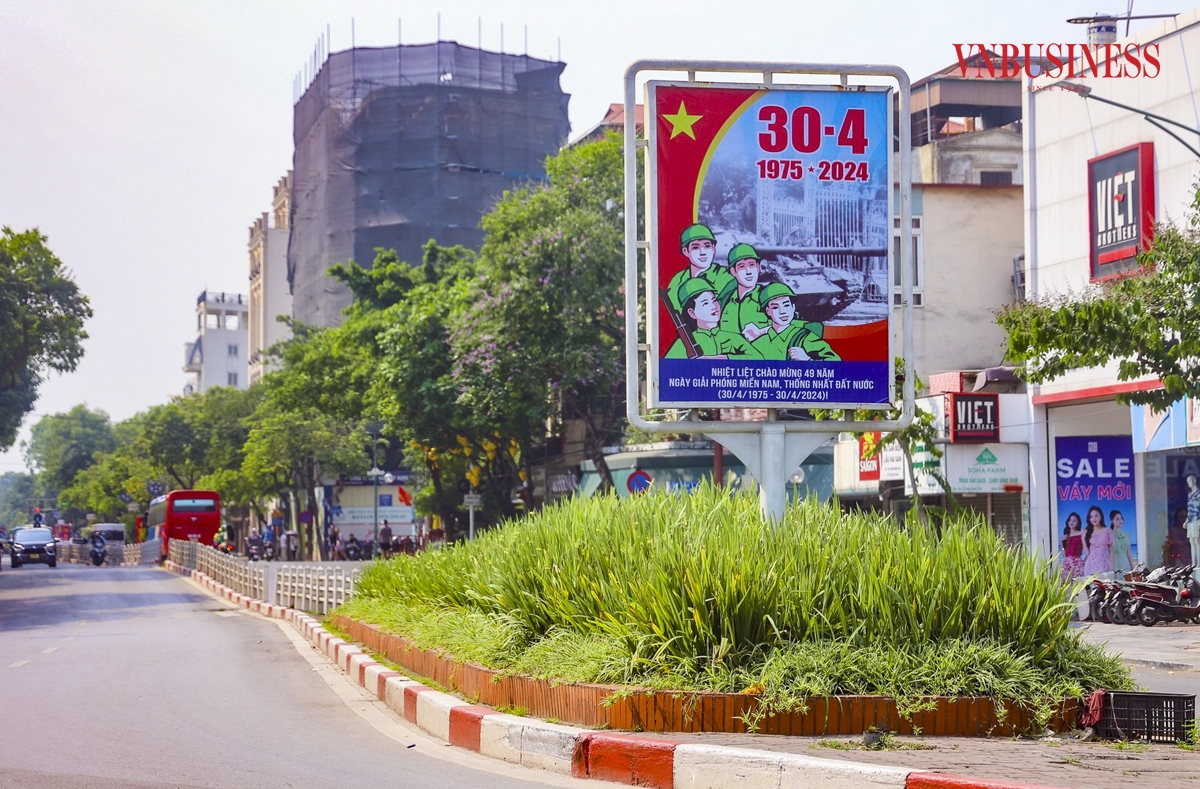 Hoạt động tuyên truyền, cổ động trực quan nhằm tạo không khí tưng bừng, phấn khởi trong các tầng lớp nhân dân.