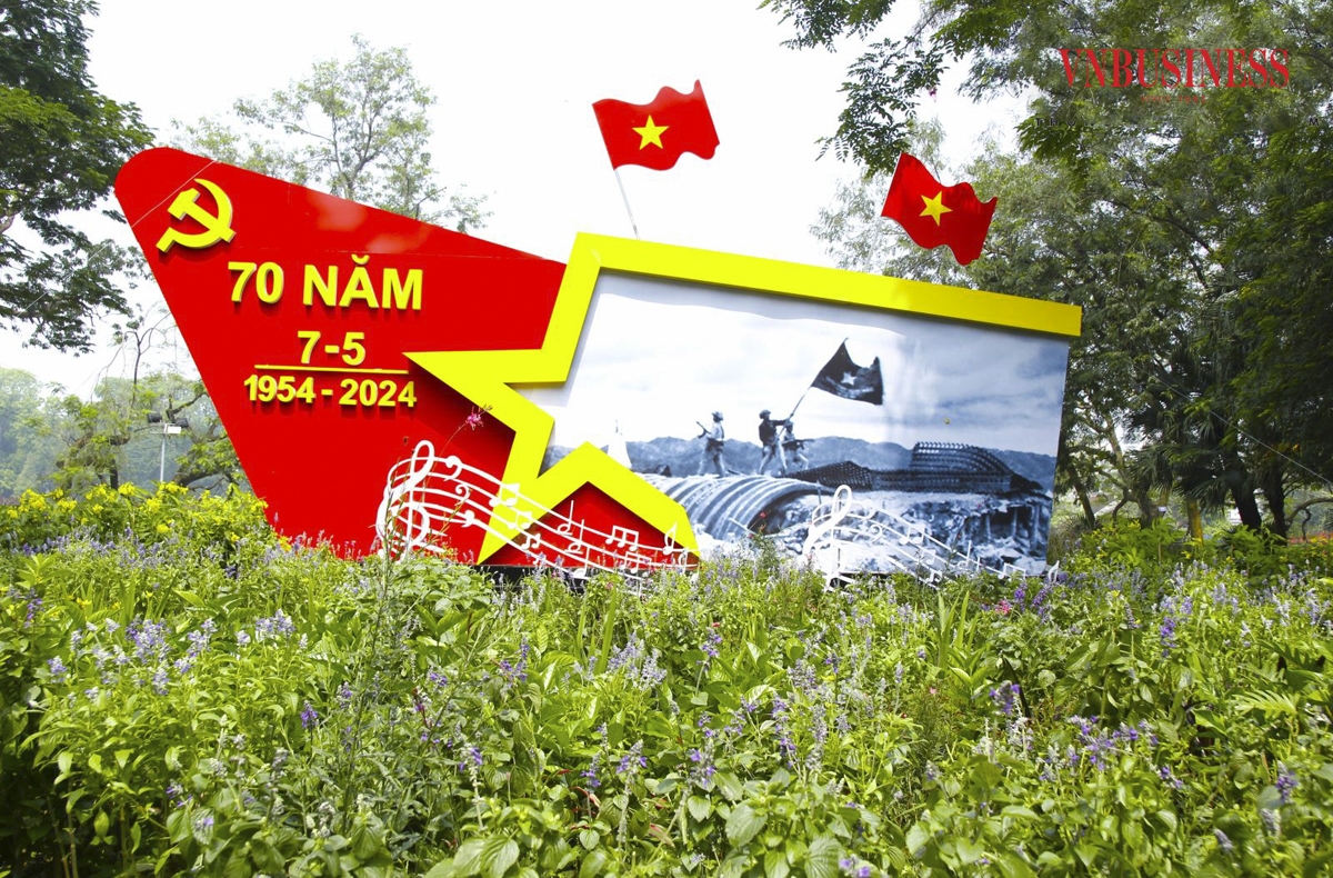 Mô hình cổ động, kỷ niệm 70 năm Chiến thắng Điện Biên Phủ được bố trí xung quanh hồ Hoàn Kiếm để người dân và du khách quốc tế quan tâm, tìm hiểu lịch sử.