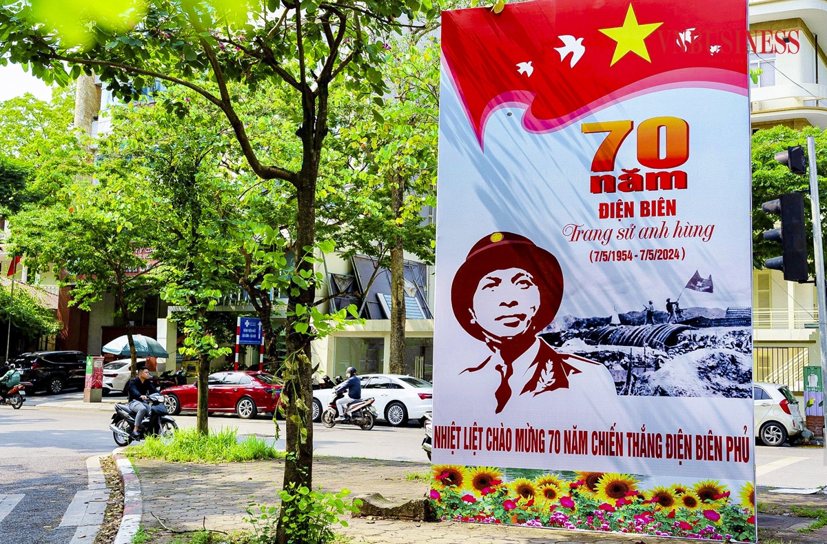 Trên phố Nguyễn Du, một tấm áp phích cỡ lớn được dựng lên với khẩu hiệu 70 năm Điện Biên trang sử anh hùng &lpar;7/5/1954 - 7/5/2024&rpar;.