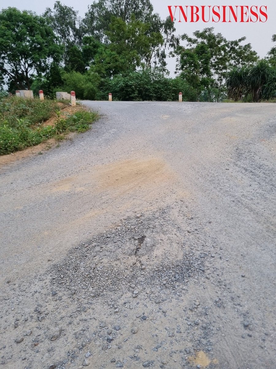 khu vực đường dẫn lên đê cũng đang bị hư hỏng nặng..