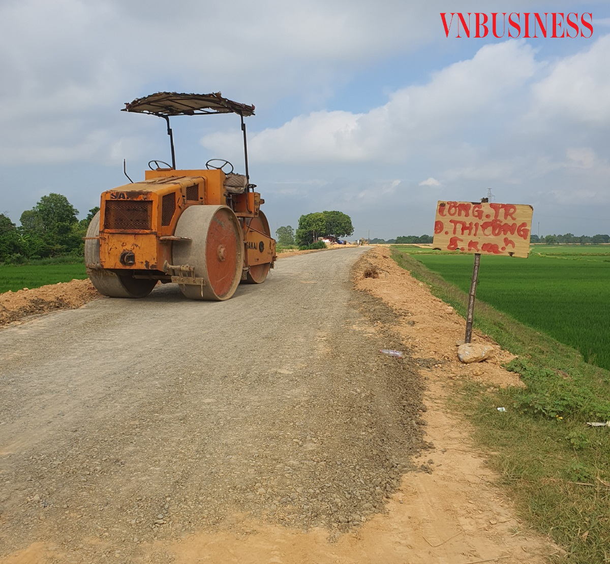 Nhiều vị trí được lu lèn có dấu hiệu không bóc phong hóa như hồ sơ thiết kế yêu cầu.
