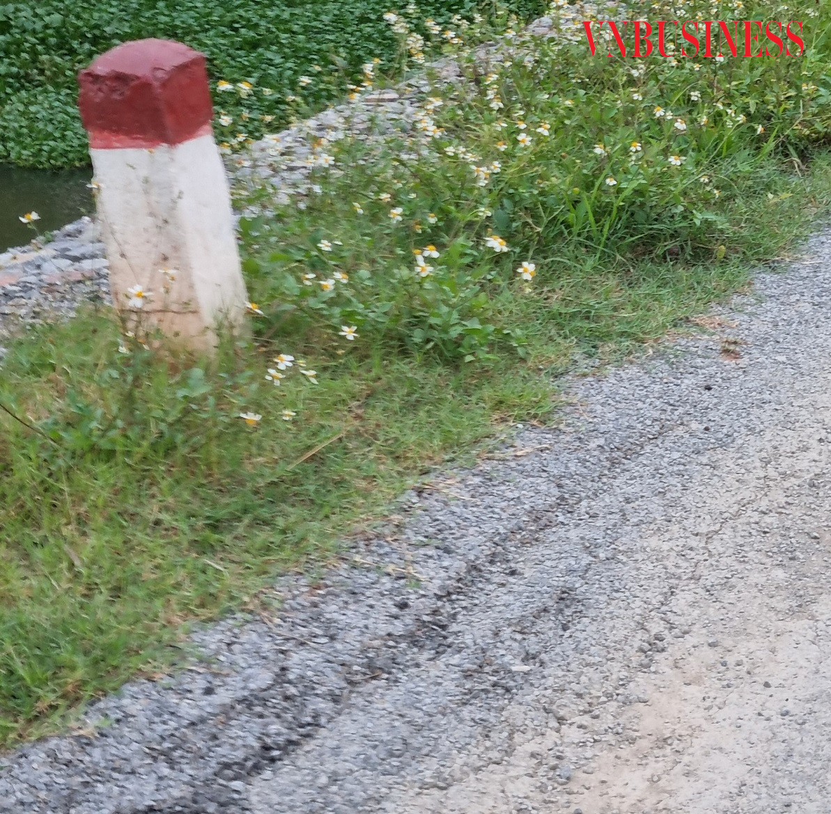 Một số vị trí 2 bên đường đang bị lún nứt.