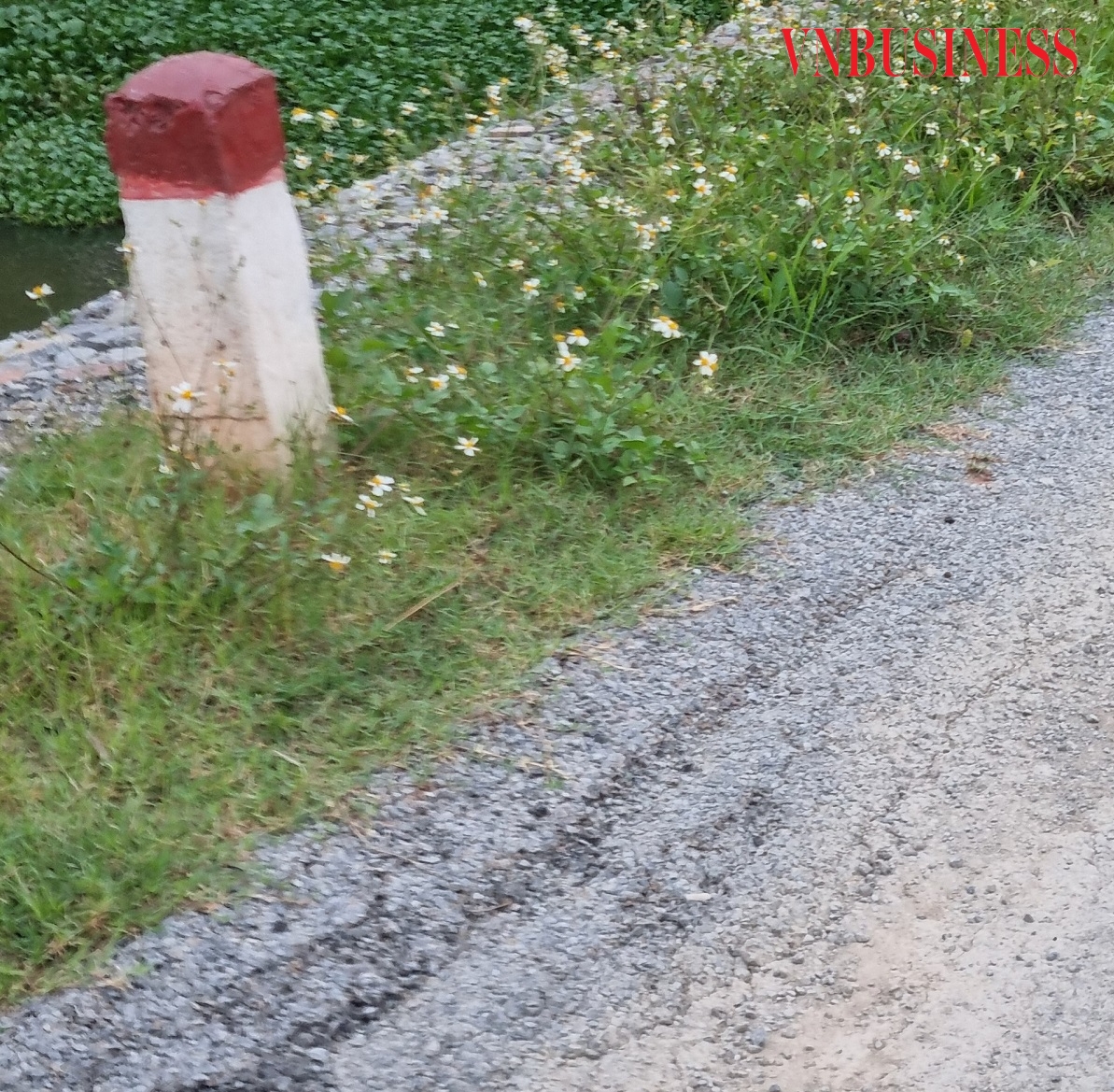 Một số vị trí 2 bên đường đang bị lún nứt.