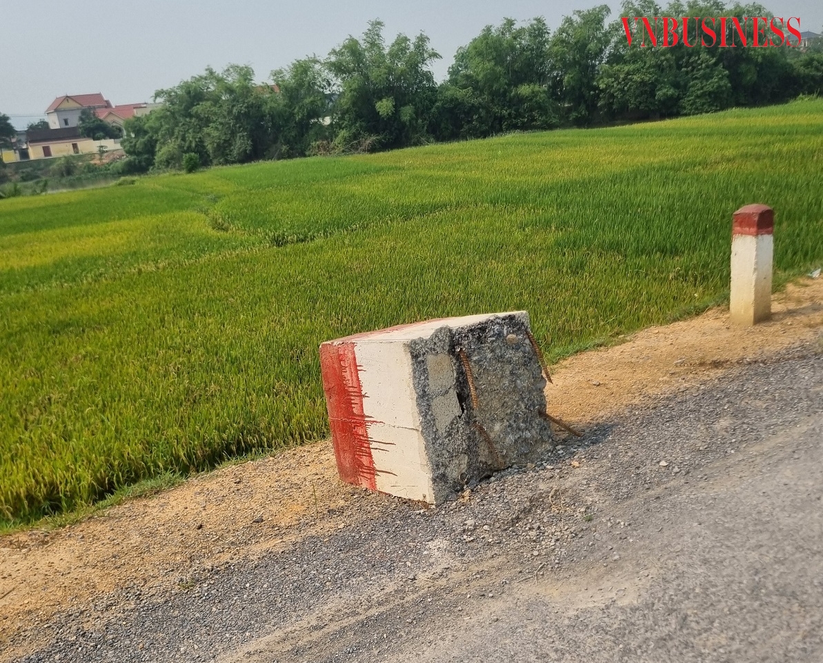 Cột trụ ngăn xe quá tải cũng bị hư hỏng.