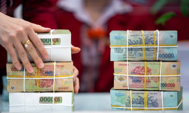 Tổng tiền gửi của khách hàng tại hệ thống tổ chức tín dụng vào cuối tháng 1/2024 đạt hơn 13,17 triệu tỷ đồng, giảm gần 200 nghìn tỷ đồng so với cuối năm 2023.