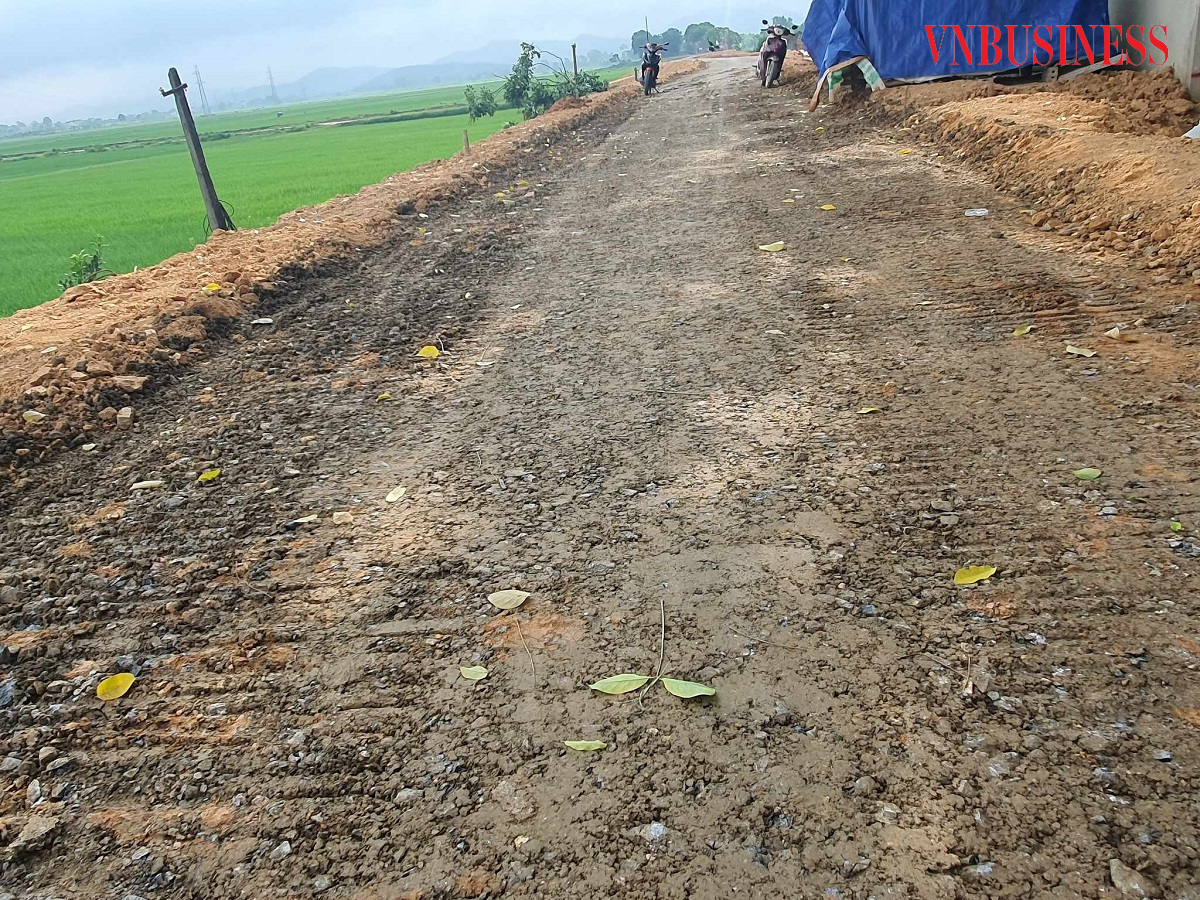 Thời điểm giữa năm 2023, đơn vị thi công sử dụng đất và đá để lu đường, tạo mặt phẳng.