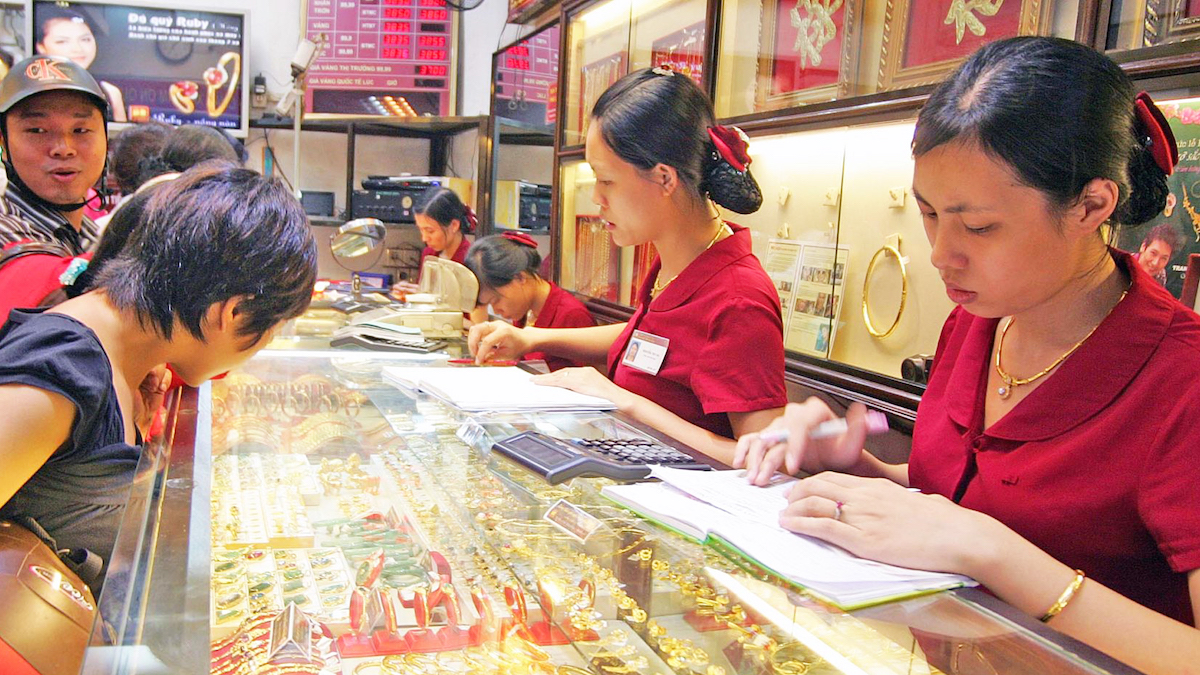 Tổng cục Thuế kiến nghị Ngân hàng Nhà nước nghiên cứu, trình cấp thẩm quyền quy định bắt buộc thanh toán không dùng tiền mặt đối với các giao dịch kinh doanh vàng.