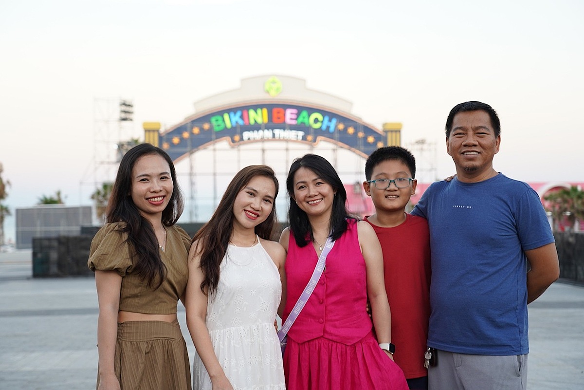 Chị Thùy Linh cùng gia đình và nhóm bạn hào hứng bày tỏ: “Không khí sôi động, nhộn nhịp. Cảm giác nghe nhạc, xem pháo hoa giữa quảng trường biển lộng gió biển thật khó tả và tuyệt vời.