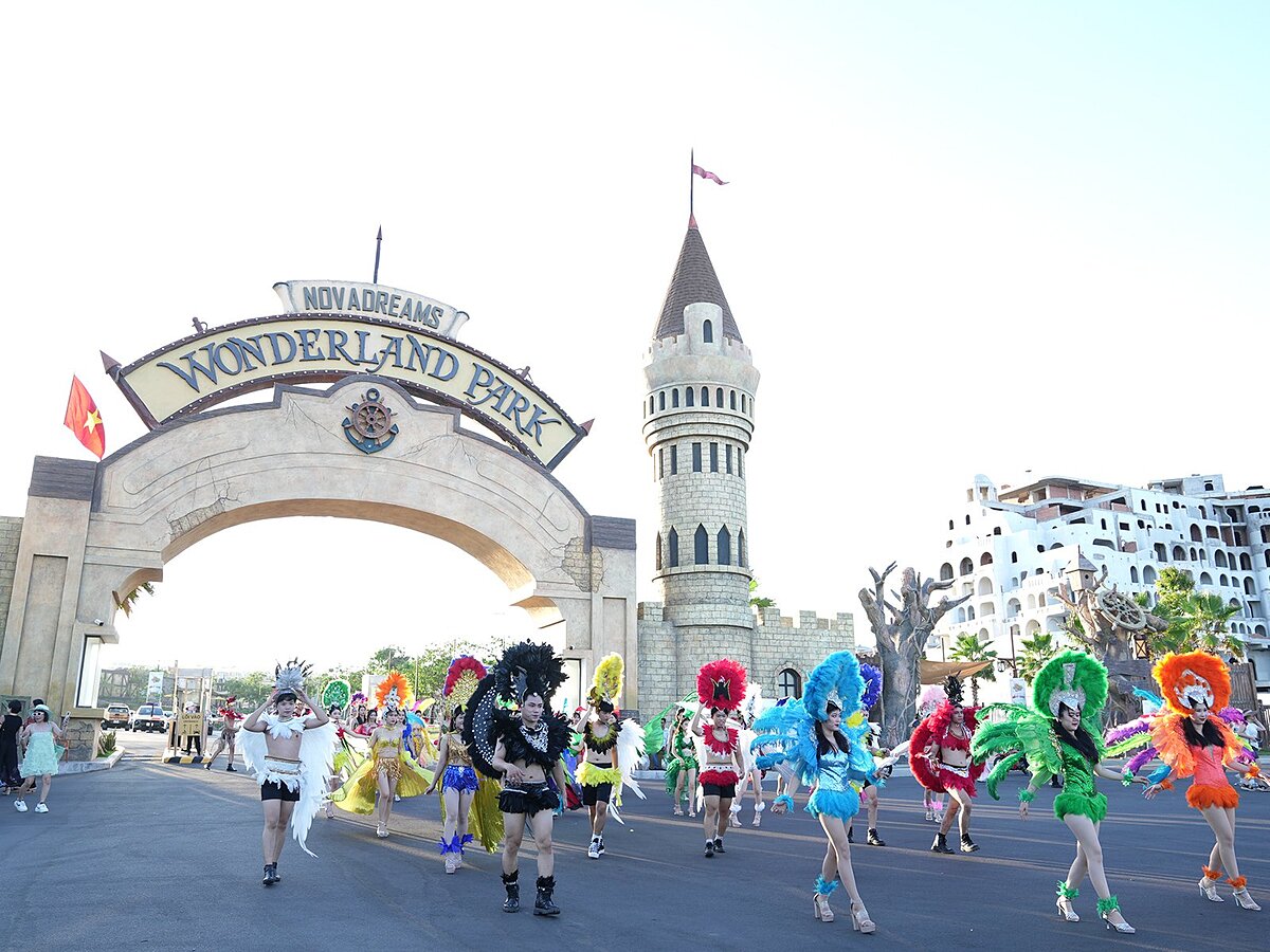 Tâm điểm bùng nổ du khách tại NovaWorld Phan Thiet trong những ngày đại lễ chính là chuỗi lễ hội đường phố, âm nhạc, pháo hoa rực rỡ.
