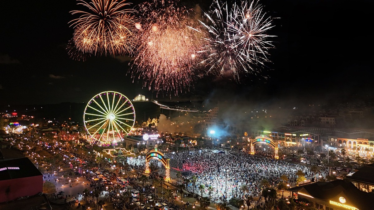 Quảng trường biển Bikini Beach như nổ tung trong bốn đêm nhạc thuộc chuỗi sự kiện Carnival 30/4.