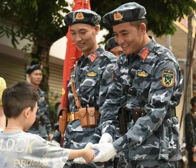 Người dân bên đường bắt tay đội diễu binh, diễu hành.