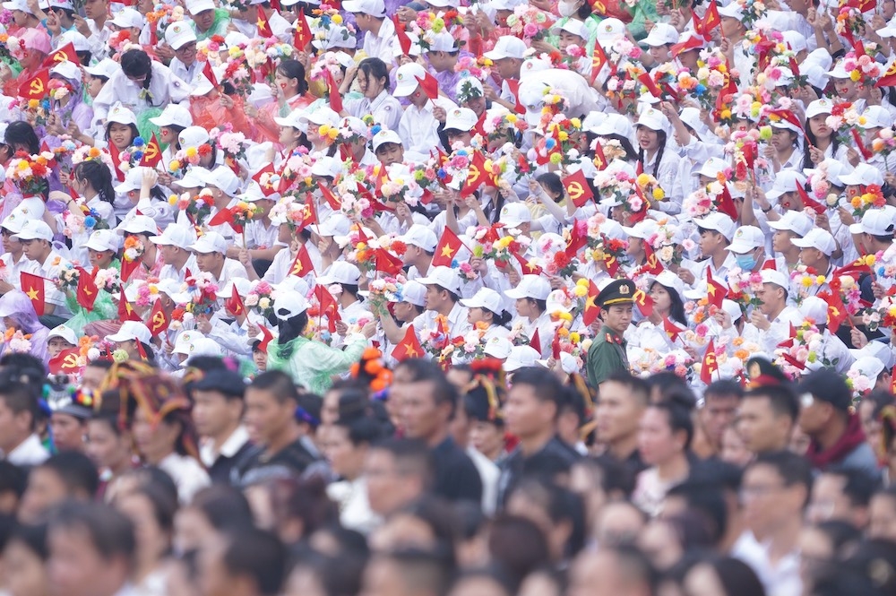 Đông đảo người dân có mặt tại sân vận động tỉnh Điện Biên tham dự Lễ kỷ niệm 70 năm Chiến thắng Điện Biên Phủ