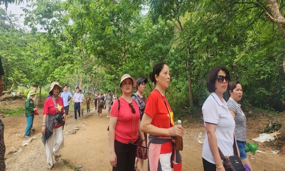 Du khách đổ về tham quan các địa điểm như Sở chỉ huy chiến dịch, hầm De Castries, bảo tàng… đông nghịt từ sáng đến chiều, điểm tham quan di tích phục vụ hết công suất.