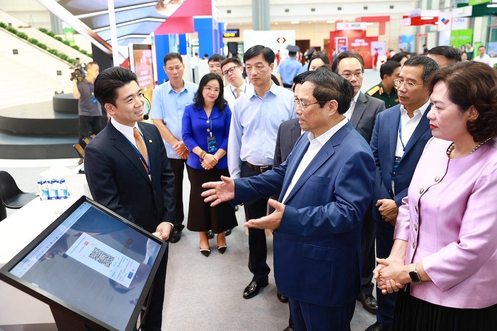 Thủ tướng trao đổi về các kết quả áp dụng chuyển đổi số trong giao dịch tại ngân hàng SHB.