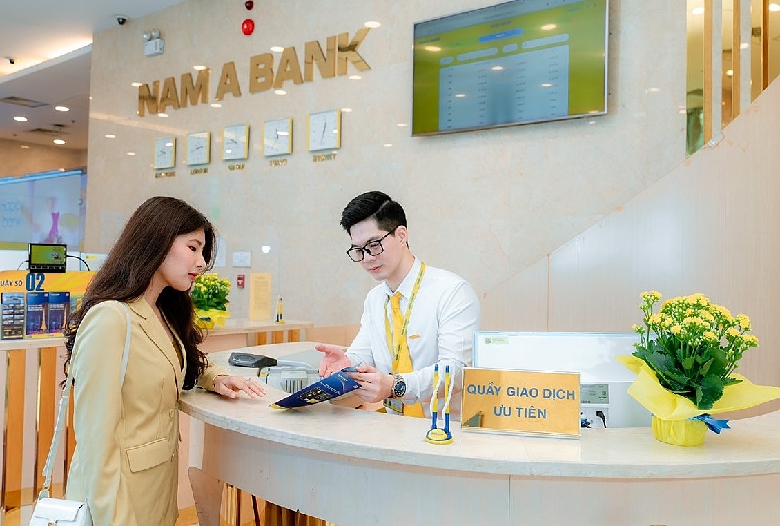 Khách hàng giao dịch tại Nam A Bank.