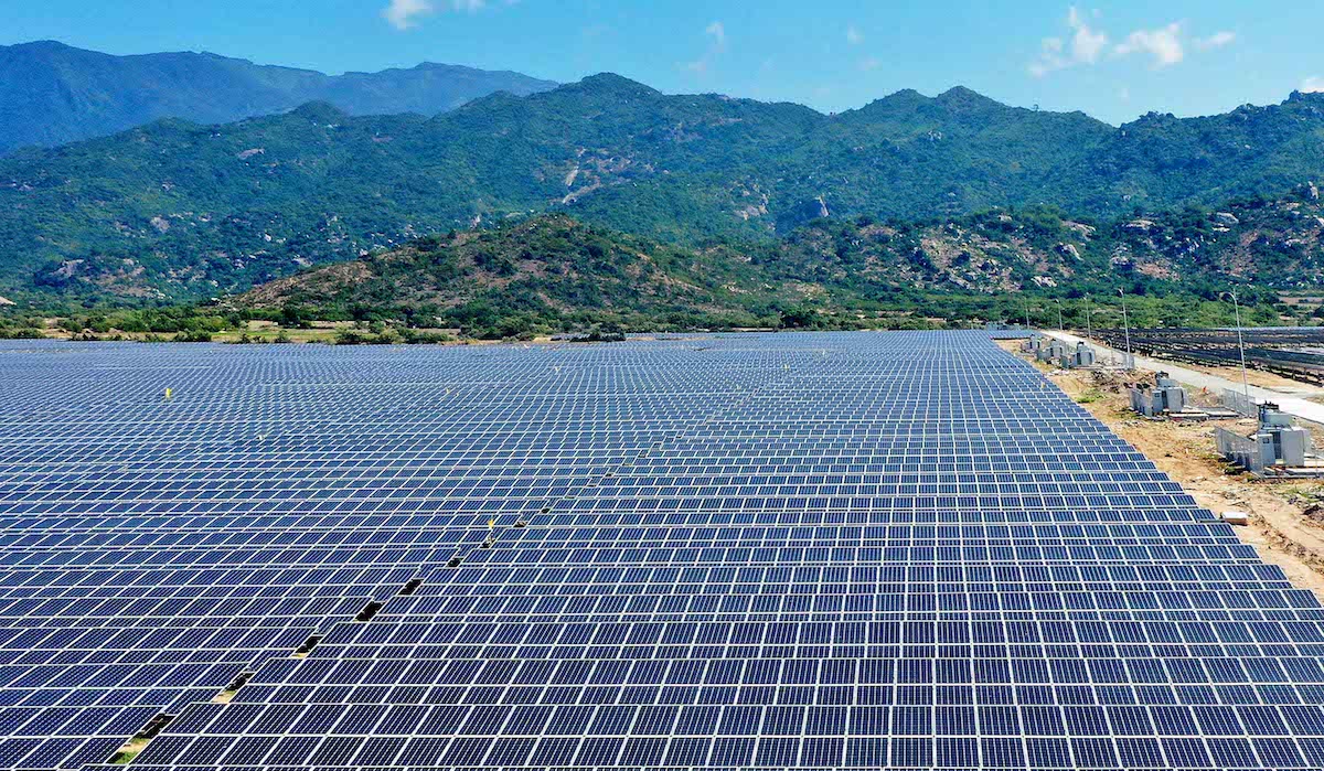 Bộ Công Thương đề xuất cho phép các đơn vị phát điện năng lượng tái tạo bao gồm điện mặt trời và điện gió tham gia mua bán điện trực tiếp qua lưới điện quốc gia với khách hàng sử dụng điện lớn.