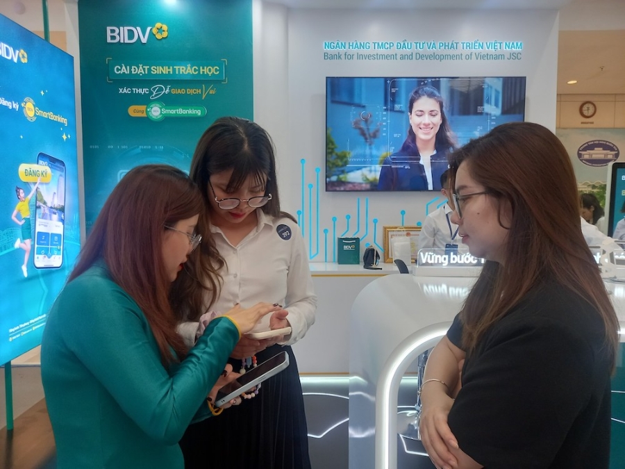 Khách hàng hào hứng với những trải nghiệm số trên ứng dụng của BIDV tại sự kiện Chuyển đổi số ngành ngân hàng 2024.