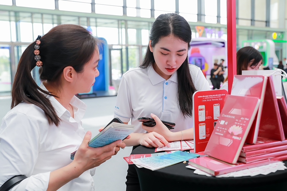 Agribank, không cần thẻ hay điện thoại, vẫn rút được tiền mặt từ cây ATM bằng CCCD gắn chip.