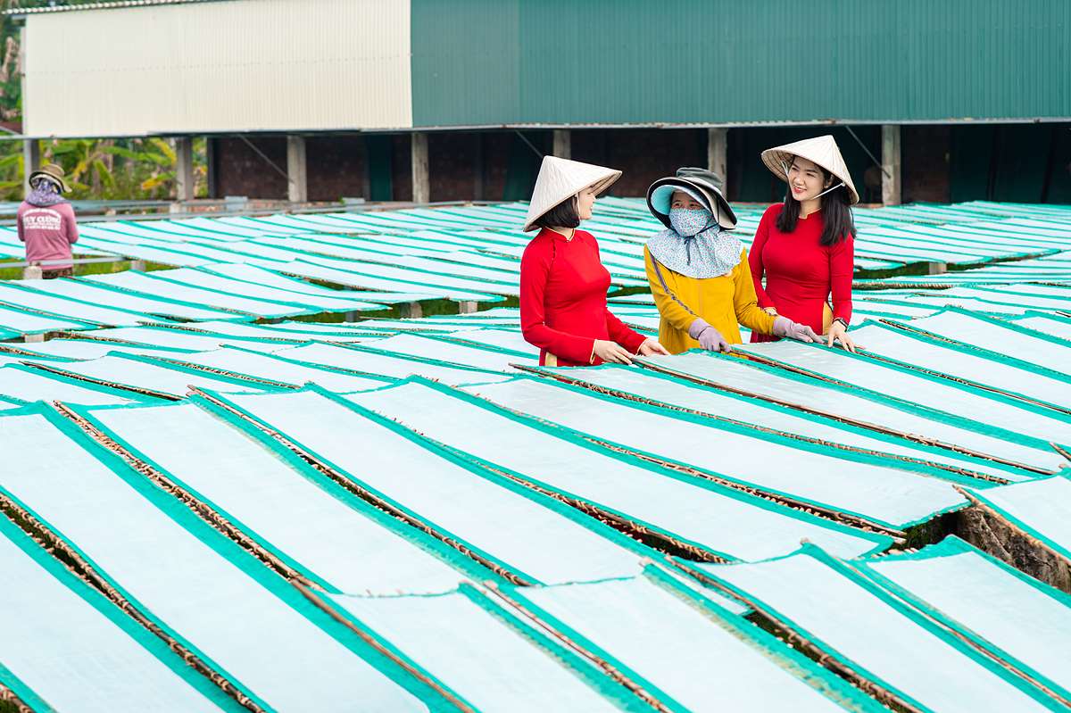 Agribank cung ứng hơn 180.000 tỷ đồng vốn ưu đãi triển khai 10 chương trình tín dụng lãi suất thấp dành cho khách hàng, doanh nghiệp tháo gỡ khó khăn trong hoạt động sản xuất, kinh doanh.