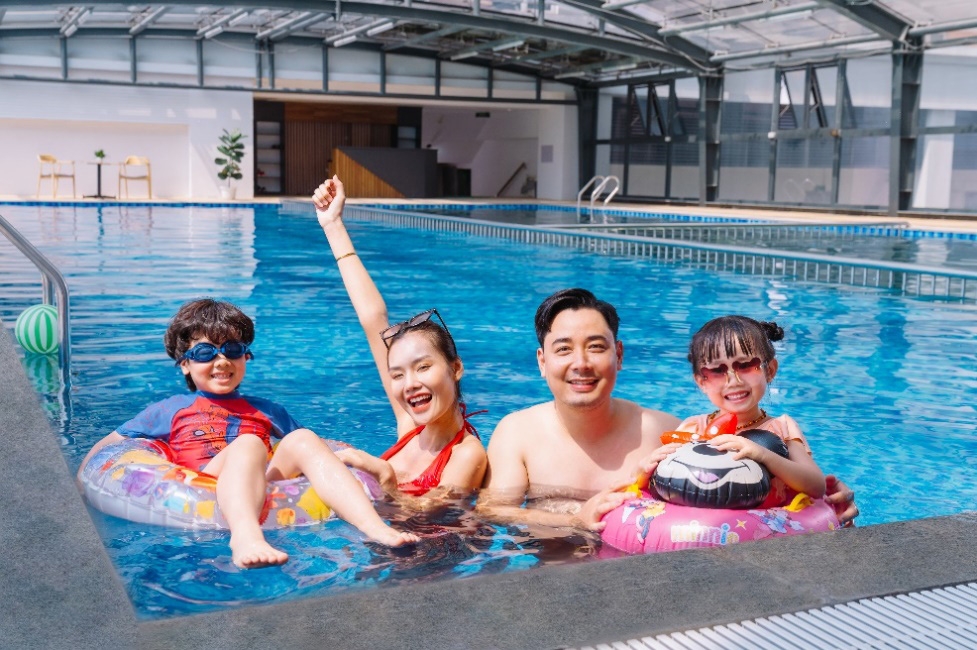 Bể bơi bốn mùa mang đến những phút giây thư giãn cho cộng đồng cư dân.