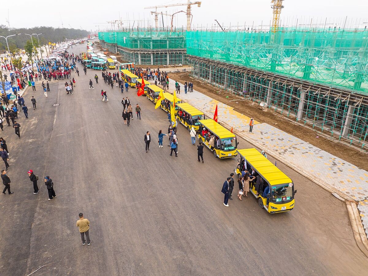 Đông đảo khách hàng tham gia site tour tại Vinhomes Royal Island, trong đó có nhiều Việt kiều.