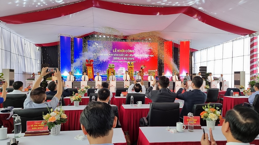 Các đại biểu ấn nút khởi công.